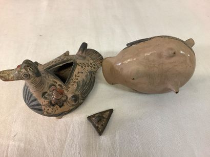 Ensemble d’objets en terre cuite, deux coupes...
