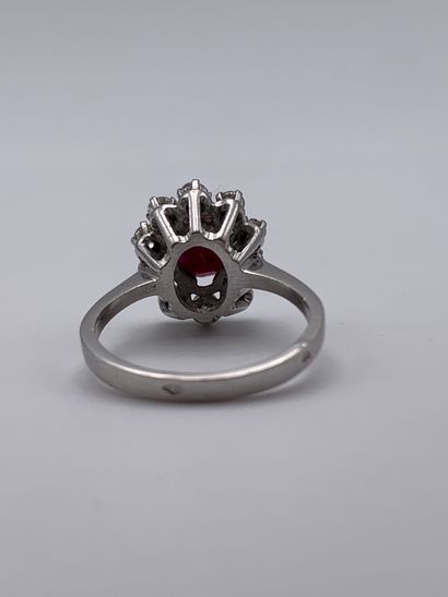 Bague marguerite en or gris 750 millièmes...