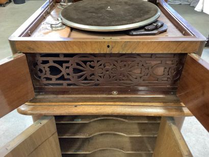 Pathé phonograph cabinet, the mechanism is...