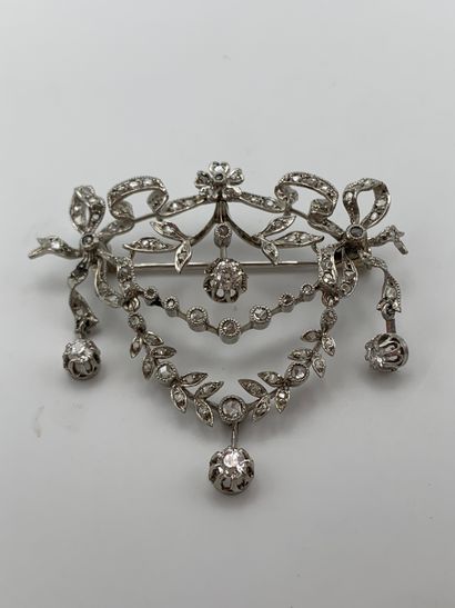 Broche/pendentif « guirlandes » en or gris...