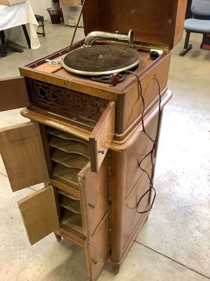 Pathé phonograph cabinet, the mechanism is...