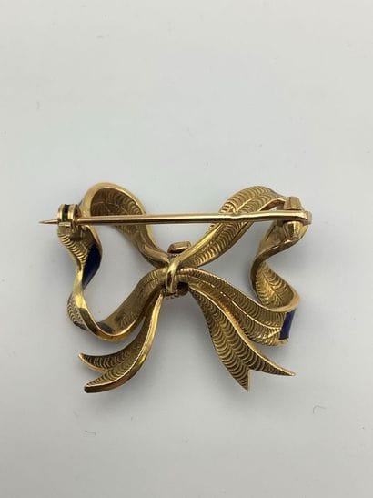 Or jaune 750 millièmes comprenant une broche...