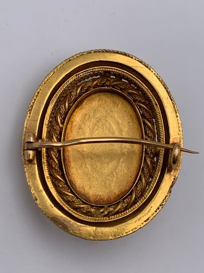 Broche en or jaune amati 750 millièmes centré...