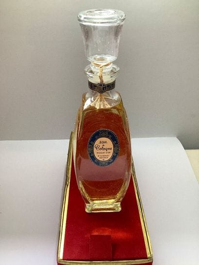 Une grande bouteille d’eau de Cologne (Bouquet...