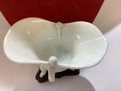 Lot comprenant un petit vide poche en porcelaine...