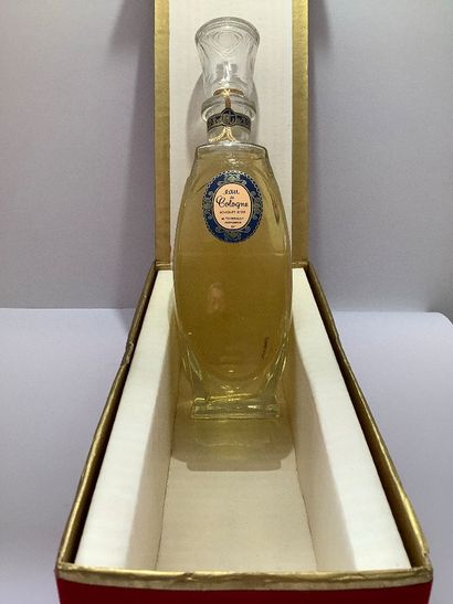 Une grande bouteille d’eau de Cologne (Bouquet...