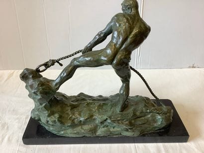 Très beau bronze à patine verte sur socle...