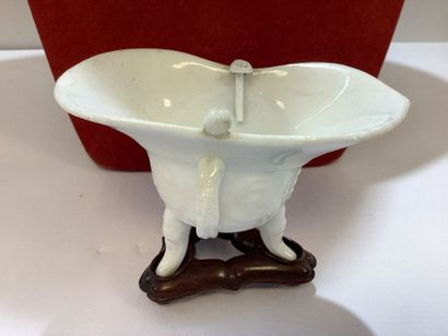 Lot comprenant un petit vide poche en porcelaine...