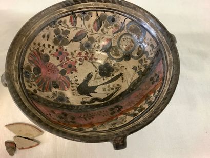 Ensemble d’objets en terre cuite, deux coupes...