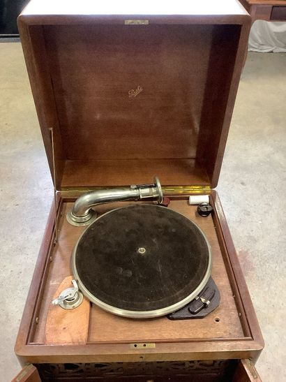 Pathé phonograph cabinet, the mechanism is...