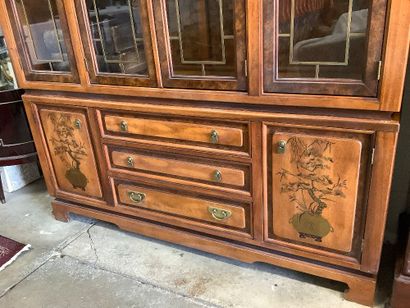 Maison BASSETT fournitures. Meuble vitrine...