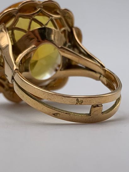 Bague en or jaune 750 millièmes retenant...