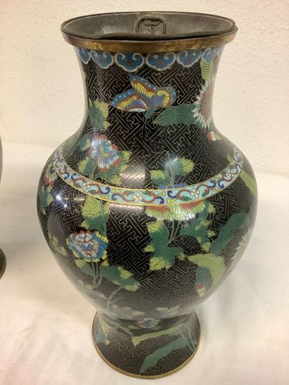 Lot de 2 vases cloisonnés style asiatique,...