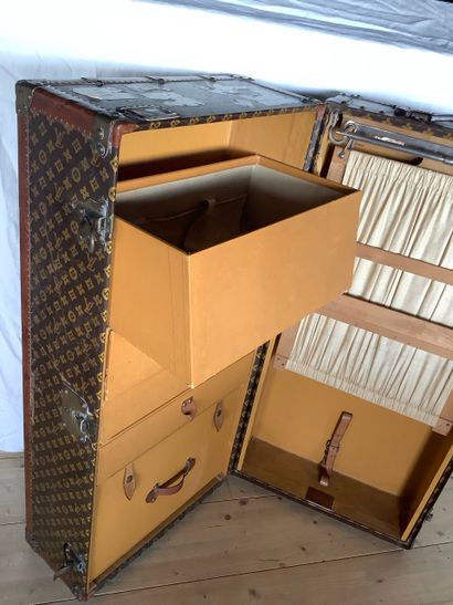 LOUIS VUITTON-Malle cabine en toile monogramme...