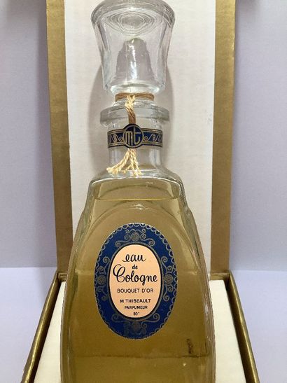 Une grande bouteille d’eau de Cologne (Bouquet...