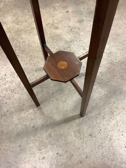 Small pedestal table in wood and marquetry....