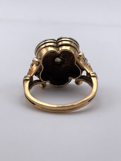 Bague en or 750 millièmes et probablement...