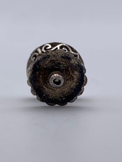 Une boucle d oreille en argent 800 millièmes...