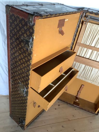 LOUIS VUITTON-Malle cabine en toile monogramme...