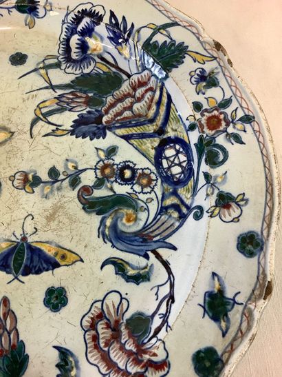 GIEN: Une assiette ancienne en faïence de...