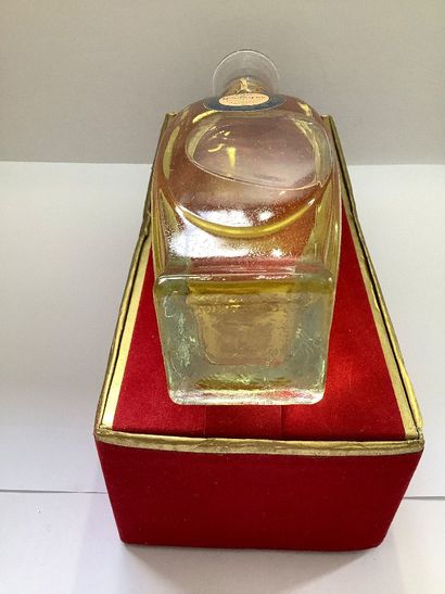 Une grande bouteille d’eau de Cologne (Bouquet...