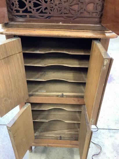 Pathé phonograph cabinet, the mechanism is...