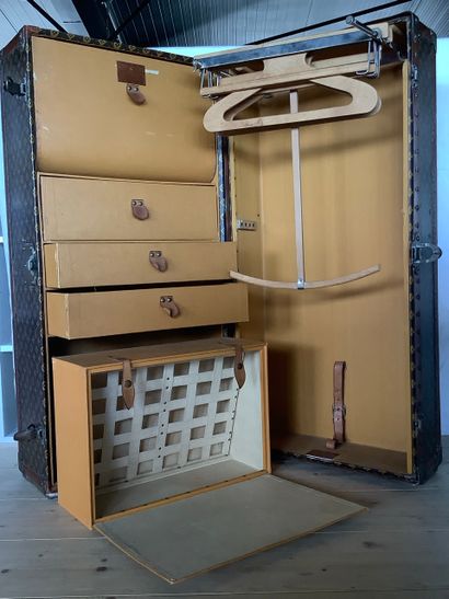 LOUIS VUITTON-Malle cabine en toile monogramme...