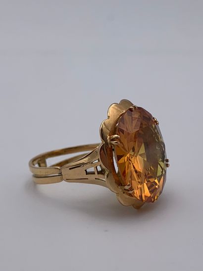 Bague en or jaune 750 millièmes retenant...