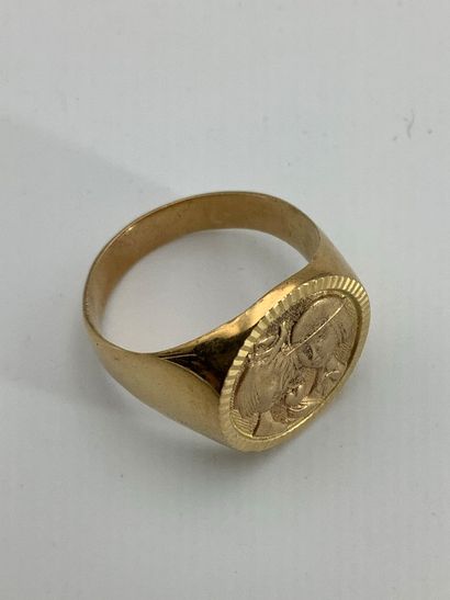 Bague chevalière en or jaune 750 millièmes...
