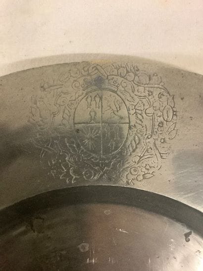 Plat en étain ancien armoirié.