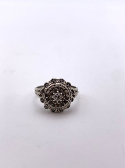 Bague marguerite en or gris 750 millièmes...