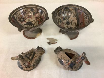 Ensemble d’objets en terre cuite, deux coupes...