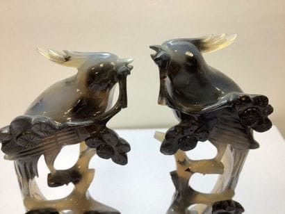Coffret de deux oiseaux perchés en pierre...