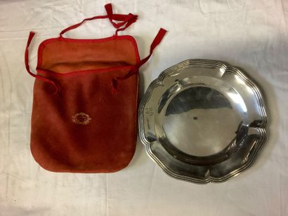 Un plat de service en argent poinçon minerve,...