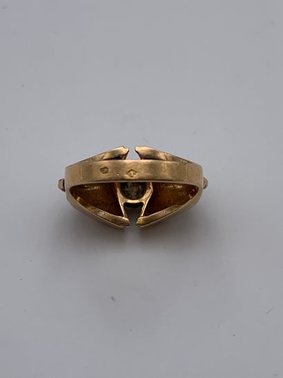 Bague tank en or jaune à décor de volutes...