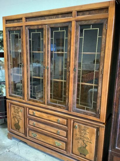 Maison BASSETT fournitures. Meuble vitrine...
