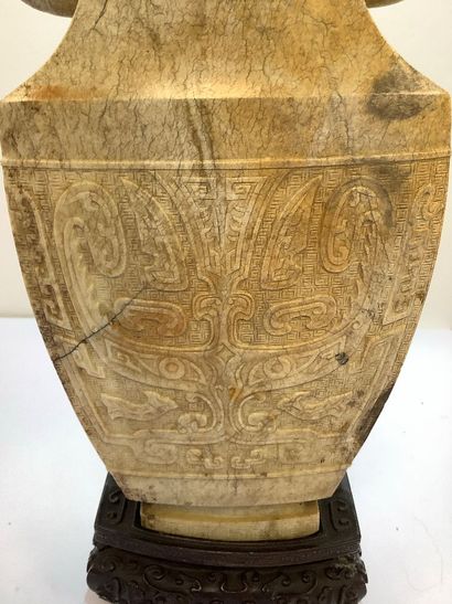 Vase balustre en pierre à décor de phénix,...