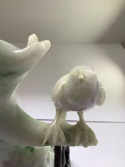 Ensemble de trois oiseaux perchés en pierre...