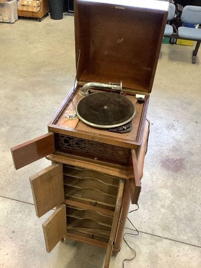 Pathé phonograph cabinet, the mechanism is...