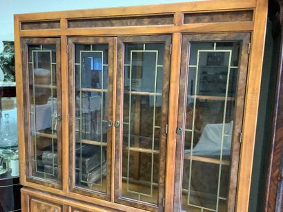 Maison BASSETT fournitures. Meuble vitrine...