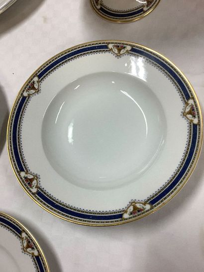 limoges: très beau service de table en porcelaine...