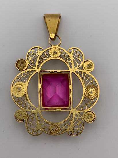 Pendentif en or jaune 585 millièmes à décor...