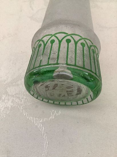 Lot de deux soliflores en verre sculpté à...