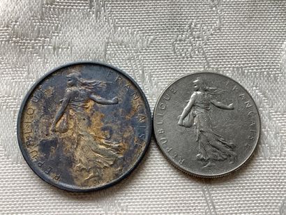 Une pièce de 5 francs semeuse en argent et...