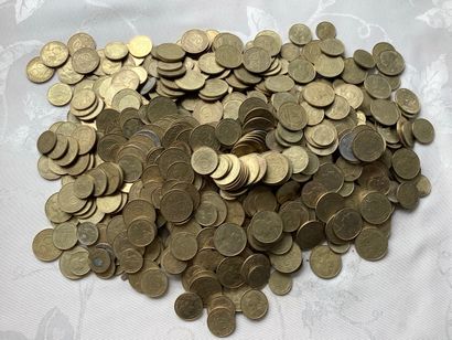 Current yellow franc coins for 2.6 Kg including...