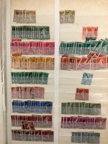 Un album de timbres oblitérés petit format...