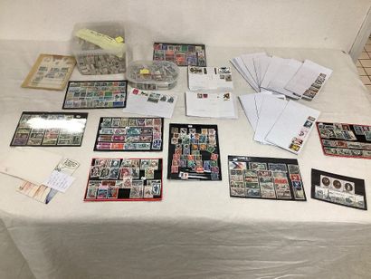 Lot de timbres comprenant 100 enveloppes...