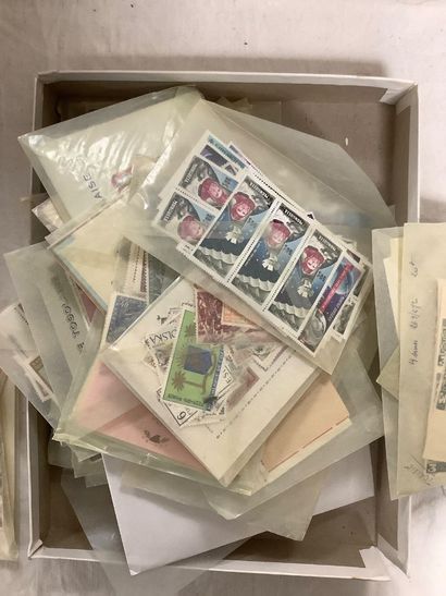 Boîte de timbres contemporains, la plupart...