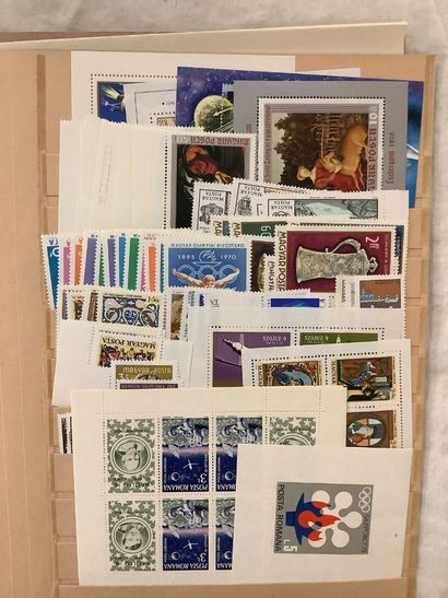 ROUMANIE - Six feuilles d’album de timbres...