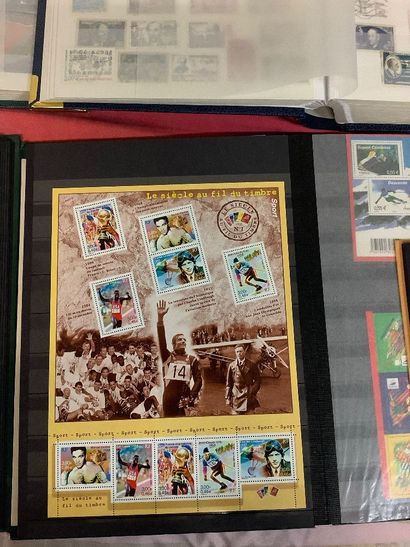 Ensemble de cinq albums de timbres dont blocs...